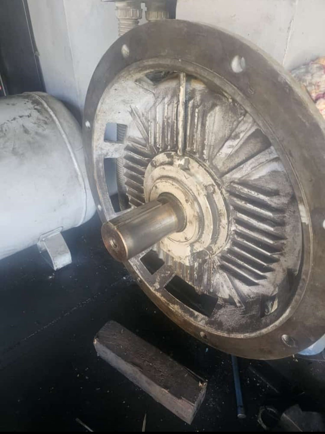 285